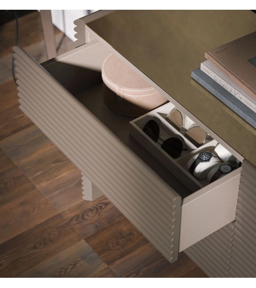 Patsy Night est une collection de meubles de nuit caractérisée par une lavoration distinctive et hautement décorative. Les fresu