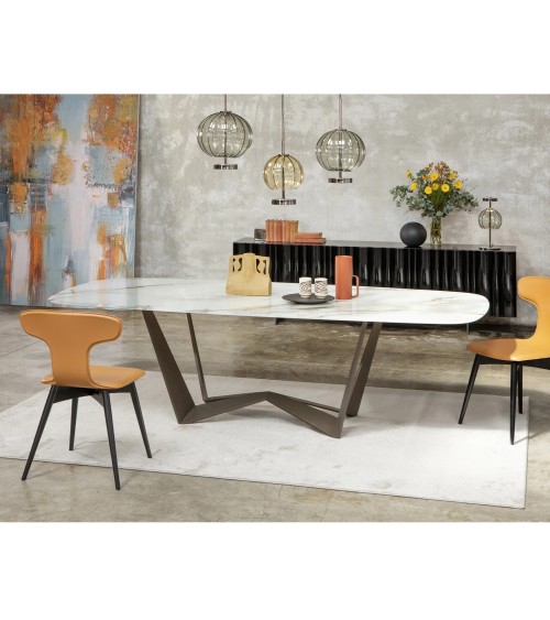 Con Reverse Artistic Glass, la mesa Reverse alcanza una nueva dimensión expresiva gracias a la innovadora acabado Artistic Glass
