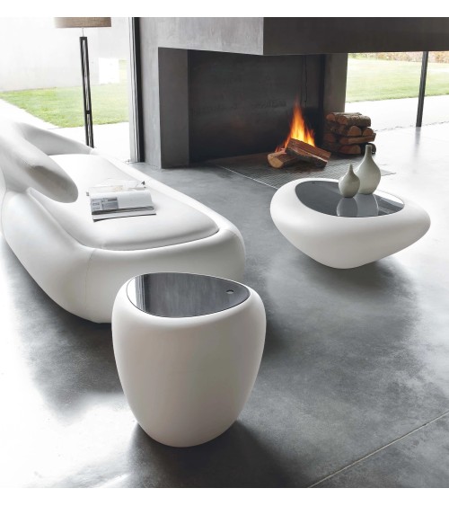 Diseñada por Tonin Casa Creatives, la mesa de centro Ios expresa un diseño innovador pensado para unir estética y funcionalidad.