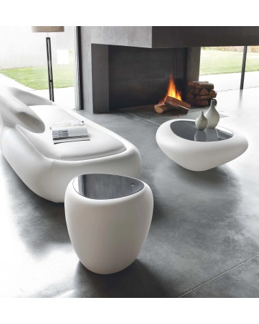 Diseñada por Tonin Casa Creatives, la mesa de centro Ios expresa un diseño innovador pensado para unir estética y funcionalidad.