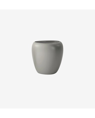 Diseñada por Tonin Casa Creatives, la mesa de centro Ios expresa un diseño innovador pensado para unir estética y funcionalidad.