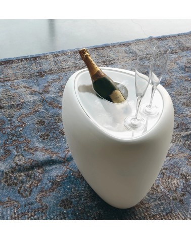 Diseñada por Tonin Casa Creatives, la mesa de centro Ios expresa un diseño innovador pensado para unir estética y funcionalidad.