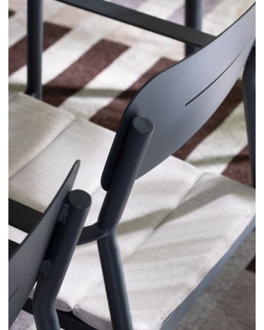 The structure is made of powder-coated aluminum (polyester), designed for continuous outdoor use. The chair features a seat cush