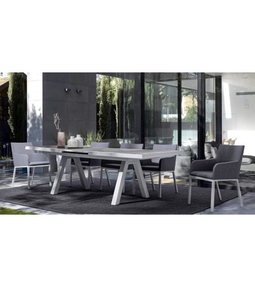 The structure is made of powder-coated aluminum (polyester), designed to ensure stability and resistance to weather conditions.