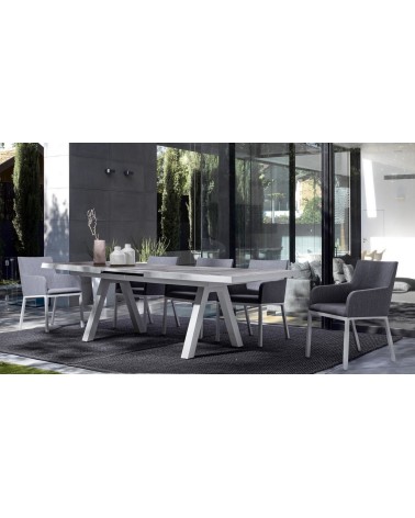 The structure is made of powder-coated aluminum (polyester), designed to ensure stability and resistance to weather conditions.