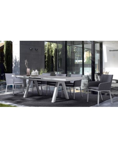 The structure is made of powder-coated aluminum (polyester), designed to ensure stability and resistance to weather conditions.