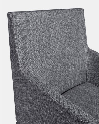 The structure is made of powder-coated aluminum (polyester), designed to ensure stability and resistance to weather conditions.