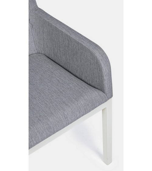 The structure is made of powder-coated aluminum (polyester), designed to ensure stability and resistance to weather conditions.