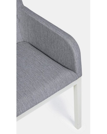 The structure is made of powder-coated aluminum (polyester), designed to ensure stability and resistance to weather conditions.